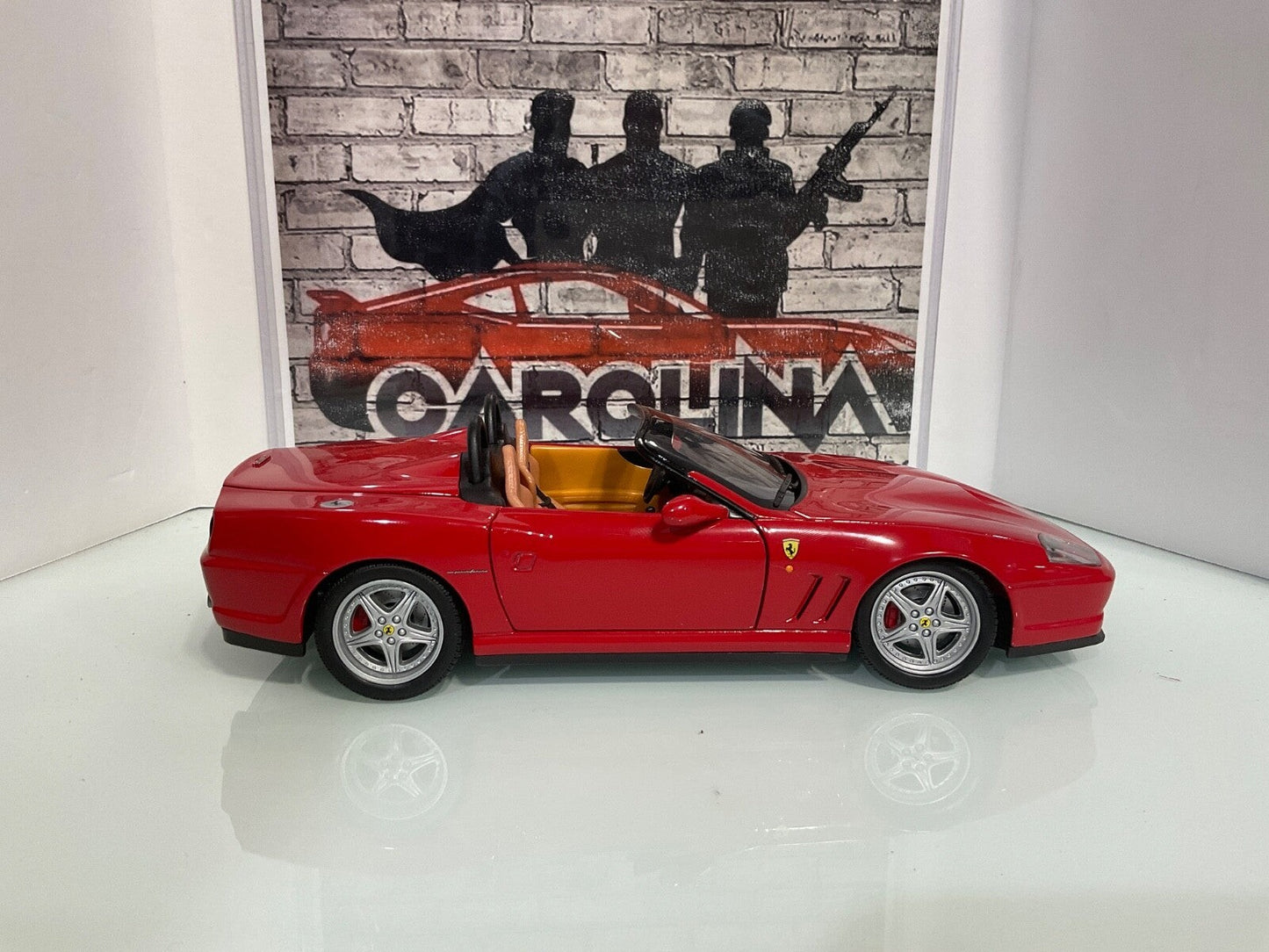 1:18 HOT WHEELS FERRARI 550 BARCHETTA RED ON TAN