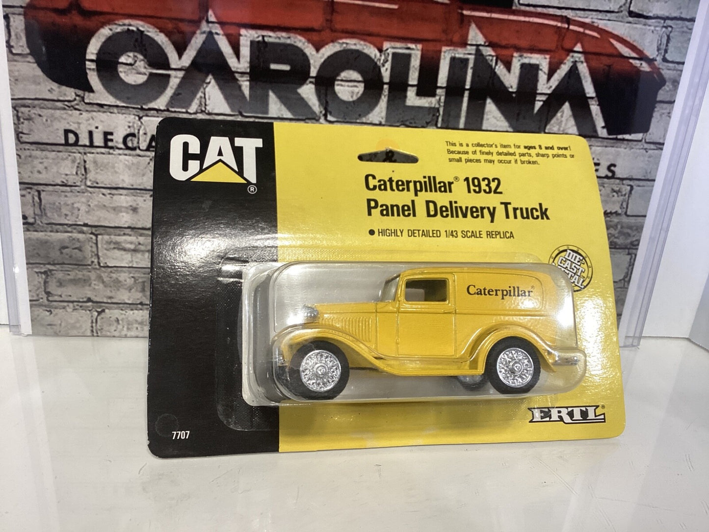 1/64 CATERPILLAR 1932 PANEL DELIVERY TRUCK